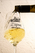 Lade das Bild in den Galerie-Viewer, Stielglas Weingut Zipse mit 0,1 l und 0,25 l Eichstrich
